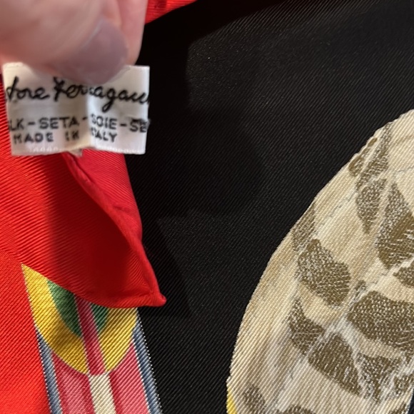 100% silk Salvatore Ferragamo scarf - Picture 5 of 5
